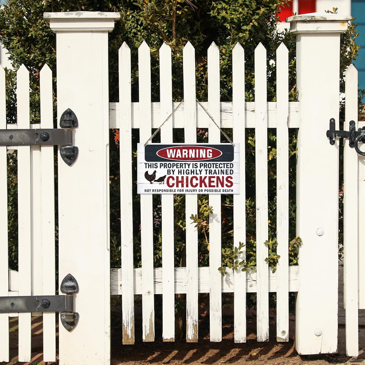 Funny Warning Signs, The Property is Protected By Highly Trained Chicken Sign, Decorative Wood Hanging Wood Plaque, Farmhouse Home Garden Yard Decor, Door Gate Hanger, Chicken Farm Decor