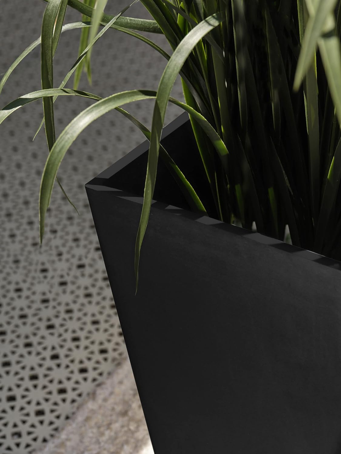 Veradek V-Resin Indoor/Outdoor Taper Planter, Set of 2 (30 inch, Black)