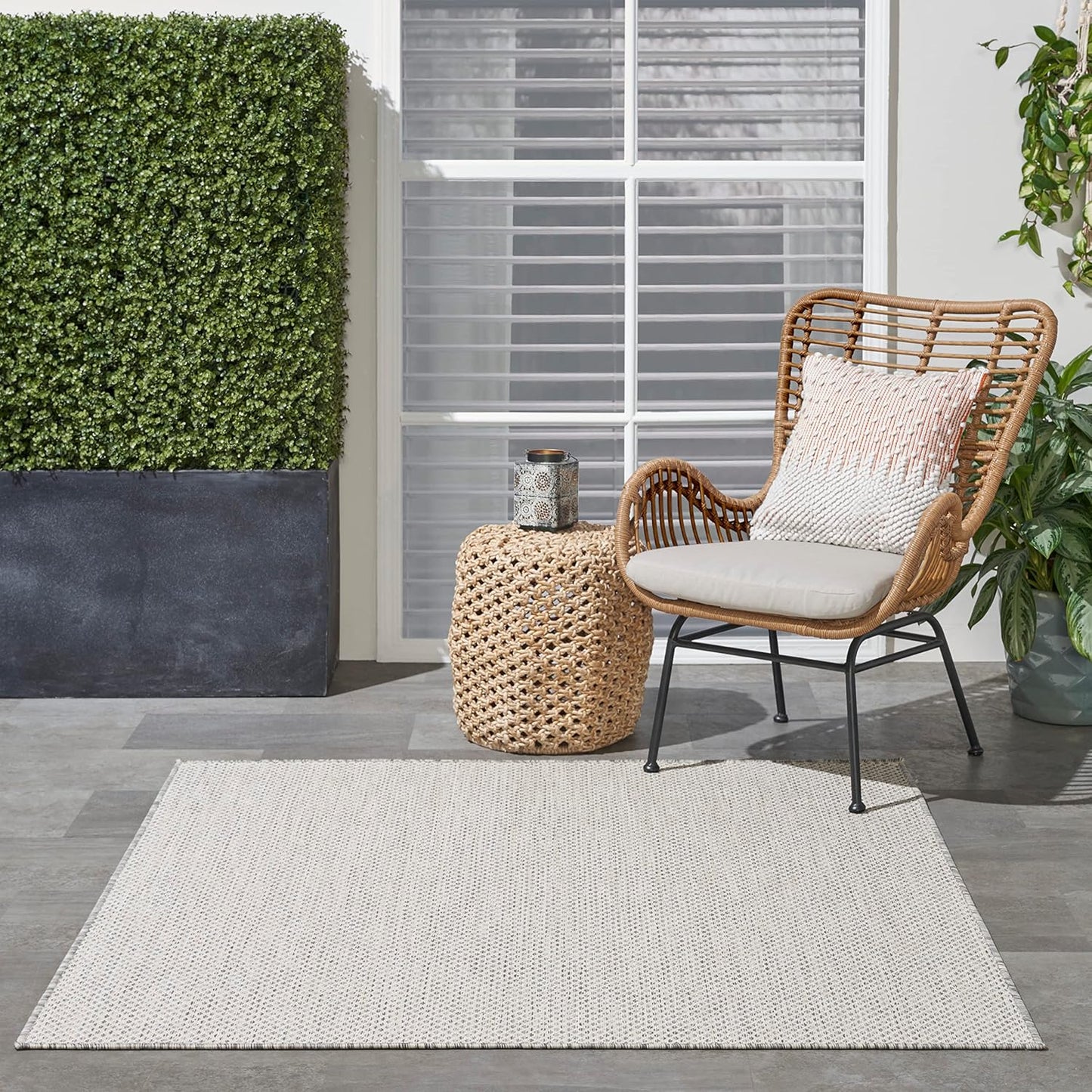 Nourison Home Courtyard 4' x Square Ivory Silver Fabric Modern Area Rug (4' Square)